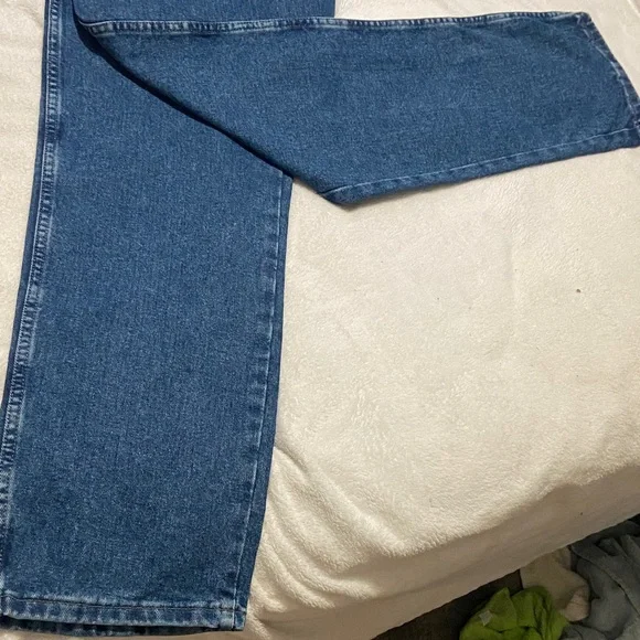 Wrangler Relaxed Fit Denim Jeans in Classic Blue - Picture 3 of 5